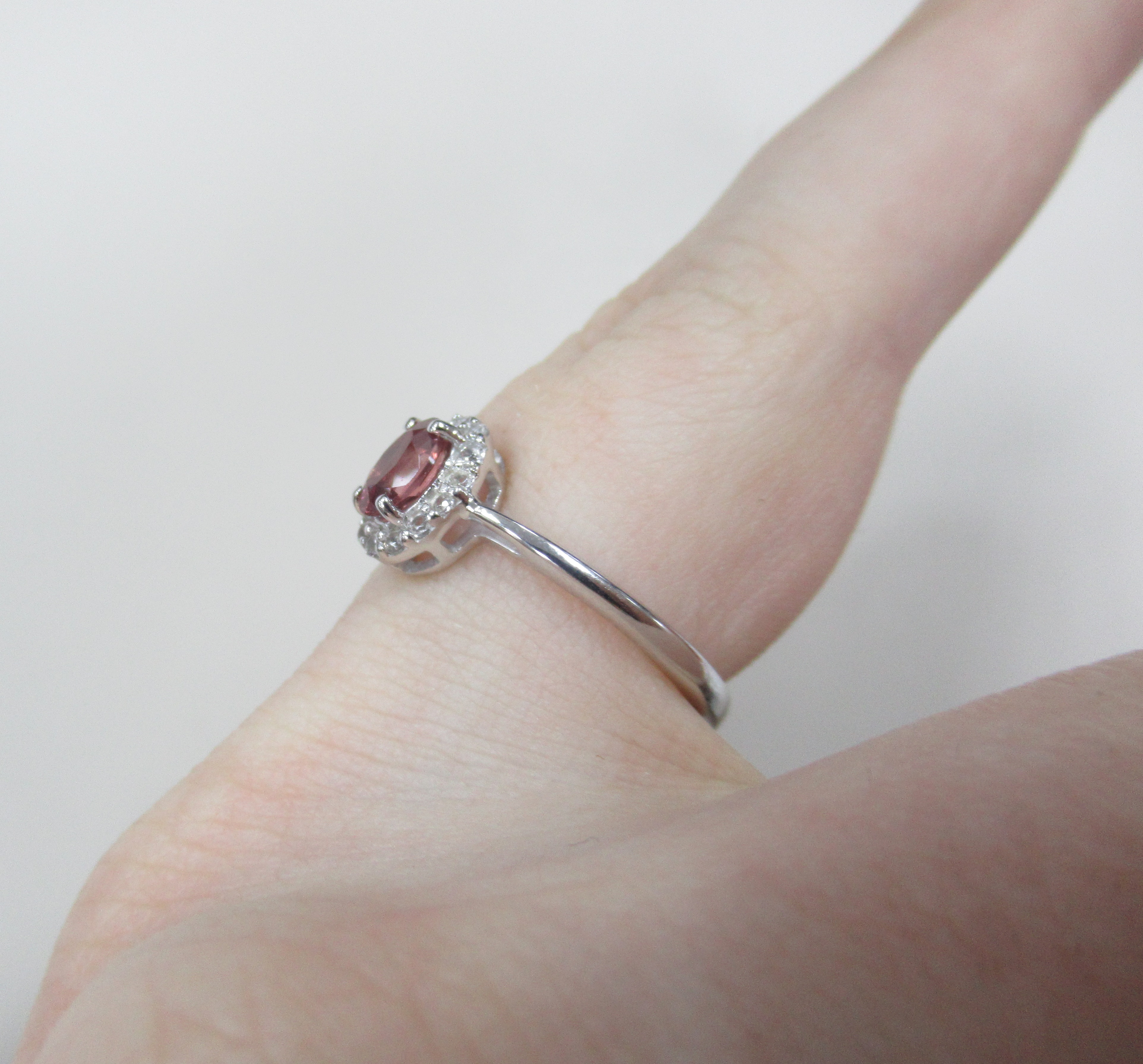 Серебряное кольцо с гранатом